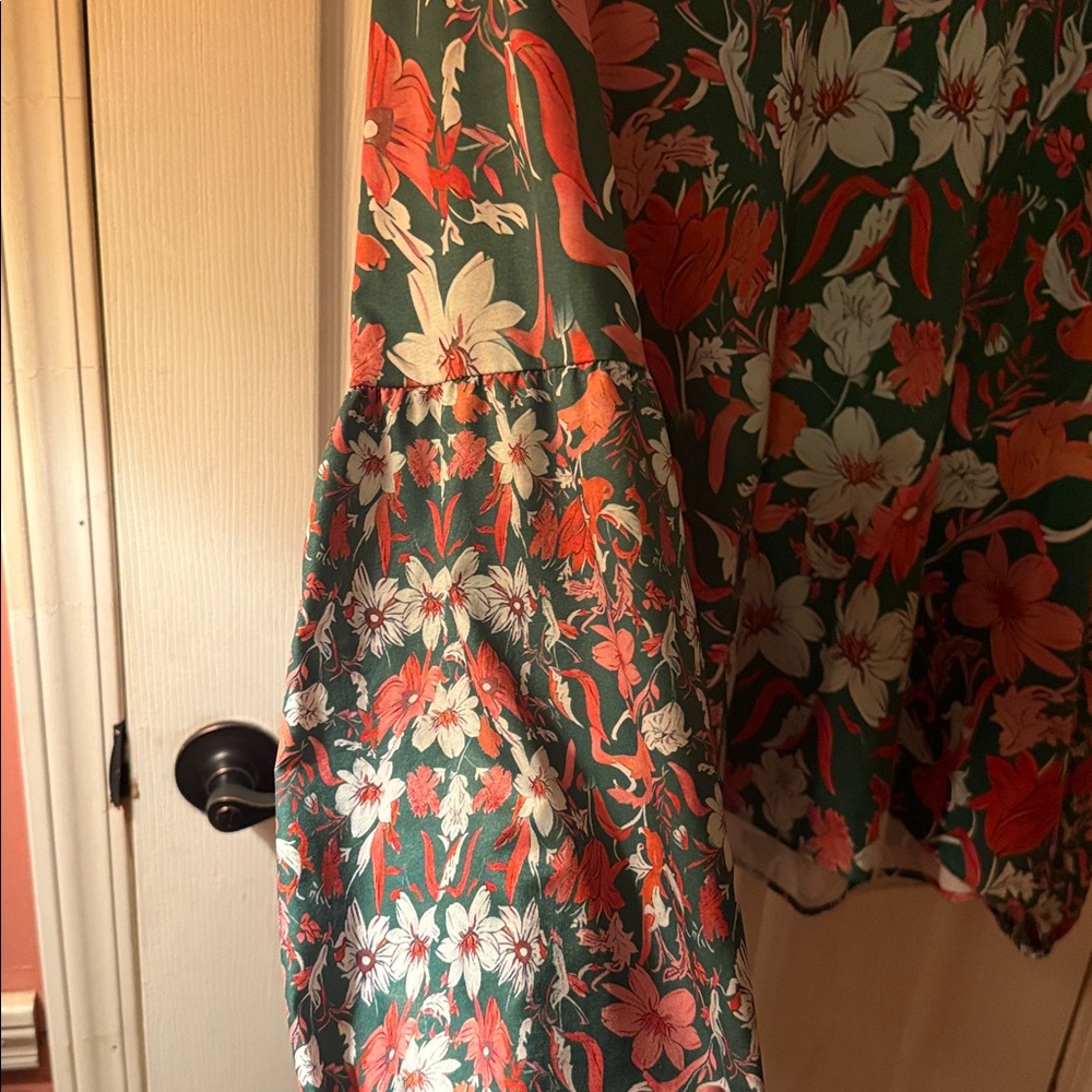(SALE $5) Floral Green and Peach Women's long sleeved Top - Picture 3 of 10